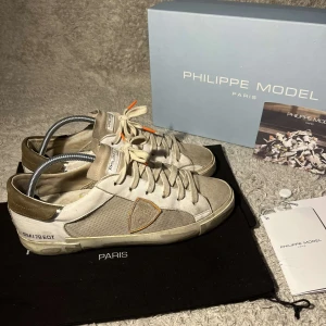 Philippe Model skor - Säljer Philippe Model skor | storlek: 42, sitter oftast 0,5 storlek stort | Nypris: 4300kr, Pris: 1699kr | Ingår: skor, Låda, 2st Dustbags, Philippe Model Kort| Skorna är i mycket bra skick 🤩| Vid frågor tveka inte på att skicka ett meddelande 