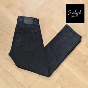 Svarta Jack & Jones Jeans - Jack & Jones Jeans av modellen relaxed Chris i färgen svart💯 Perfekta nu till våren!🏡 | Storlek: W28 L30  | Skick: 8/10⭐️ | Pris: 249 kr (inte hugget i sten) | Köpare står för frakt  | Tveka inte på att höra av er ang frågor, funderingar, bilder mm☺️