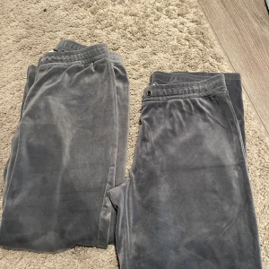 Mjukis- gina tricot  - Det är två par byxor en i storlek M och andra är i L. Dem är väldigt sköna till att ha hemma. Färgen är grå och är mocca material. Om man köper dem så får du 2 för 1 . Alltså en gratis. 