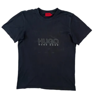 Hugo Boss T-shirt - Storlek S, lite sprucken text vid loggan.