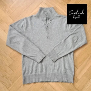 Tröja med krage - Säljer en riktigt fet tröja med krage från märket Selected 🔥  | Storlek M (modellen är ca 185 cm) | Skick: 10/10 ⭐️ | Nypris: 699 kr vårt pris: 99 kr  | Tveka inte vid frågor, funderingar, bilder mm ☺️ 
