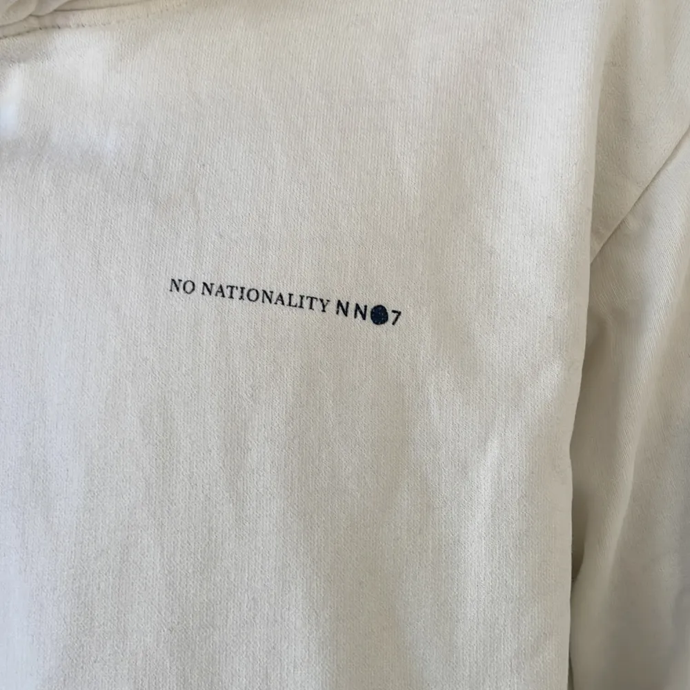 Säljer en NN07 hoodie i 9/10 skick Ny pris 1800kr köpt på NK men säljer för 249 pris kan diskuteras. Skön och bra passform. Hoodies.