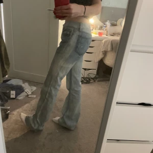 lågmidjade utsvängda jeans - Snygga lågmidjade, utsvängda jeans i cool tvätt. Köpta secondhand så i använt men bra skick. Innerbenslängd: 84 cm, ytterbenslängd: 110 och midjemått 38 cm💗💗 skriv vid funderingar 