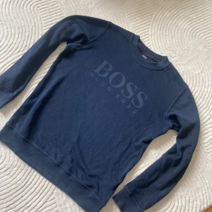 Hugo boss sweater  - Stilren HugoBoss tröja. Väldigt fint skick från en gammal modell.  Pris kan diskuteras vid snabb affär