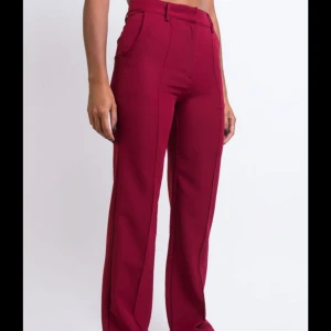 Madlady kostymbyxor - Säljer mina madlady kostymbyxor som blivit förstora 🤎 Nästan helt oanvända, men proffesionellt uppsydda för att passa min längd, dem sitter perfekt i längden på mig som är 167  Storlek M