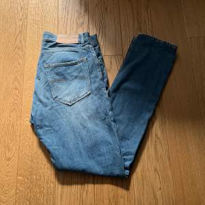 Säljer dessa riktigt snygga slim jeans från Tiger of Sweden. Dem är riktigt bra skick och har en perfekt passform. Modellen heter Pistolero. 