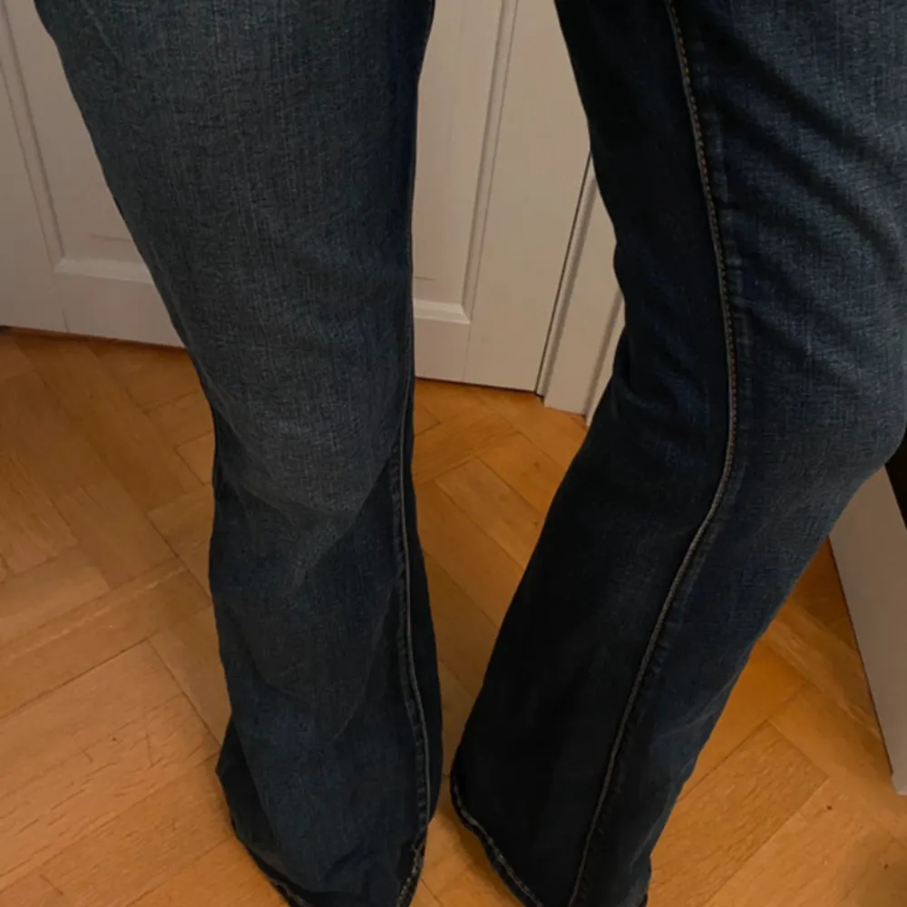 Jättefina low waist bootcut jeans från American Eagle. Som nya! Säljer då de är lite stora på mig. Osäker på storlek men de passar S. Skriv privat för fler bilder eller frågor❤️. Jeans & Byxor.