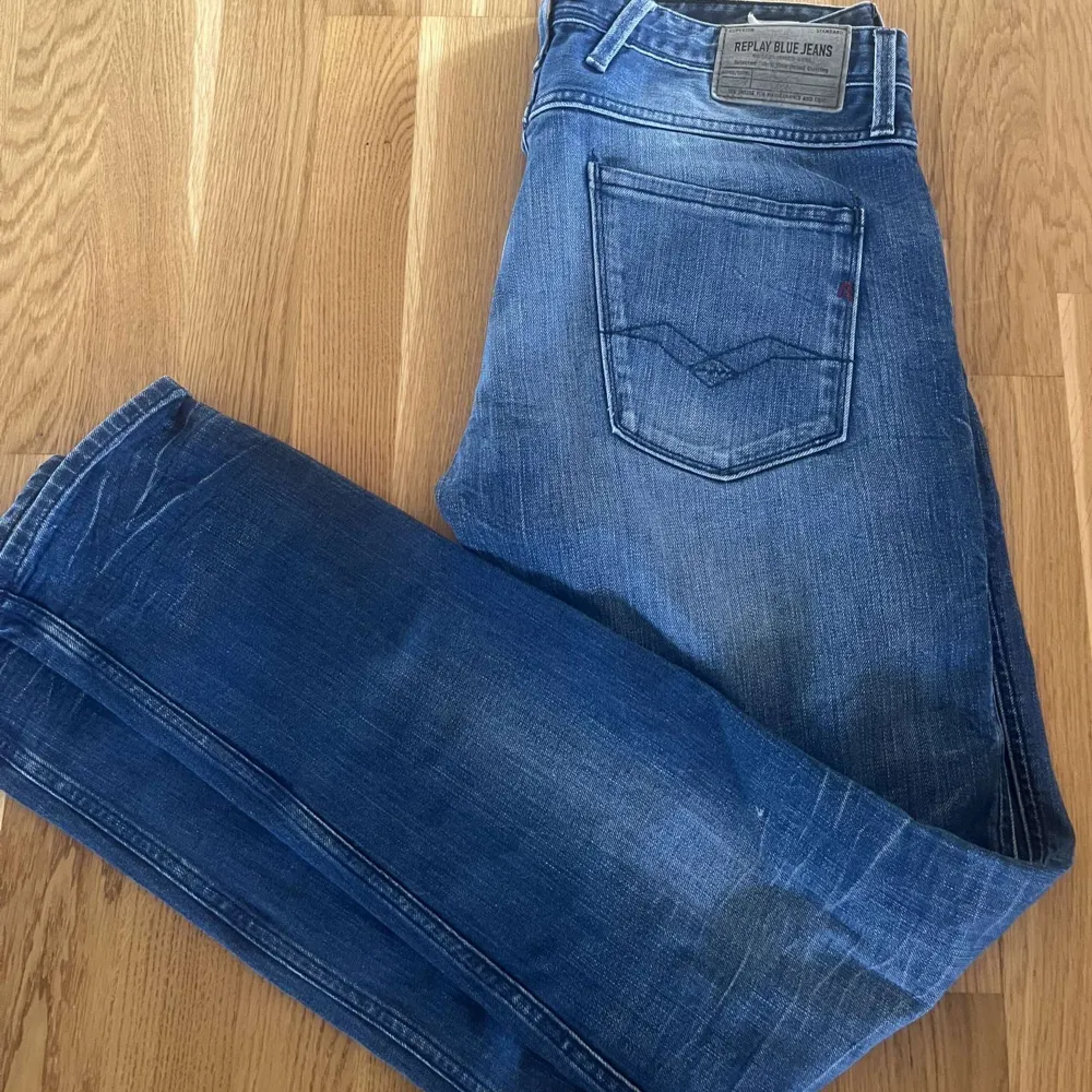 Säljer nu ett par sjukt snygga jeans från Replay i modellen Anbass👖. Perfekt för våren och sommaren☀️😎.  Skriv gärna vid funderingar.. Jeans & Byxor.