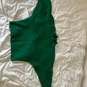 Grön stickad tröja, lite croppad. Bra skick, inte använd mycket 
