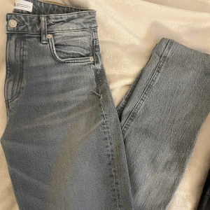 Zara jeans 36 - Väldigt bra skick, inga deffekter Storlek 36 Pris kan diskuteras!
