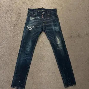 Hej jag säljer nu dessa Dsquared 2 jeans då de inte passar längre.  Storlek: 48 (M)  Skick:9/10