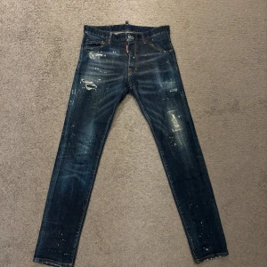 Dsquared 2 jeans  - Hej jag säljer nu dessa Dsquared 2 jeans då de inte passar längre.  Storlek: 48 (M)  Skick:9/10