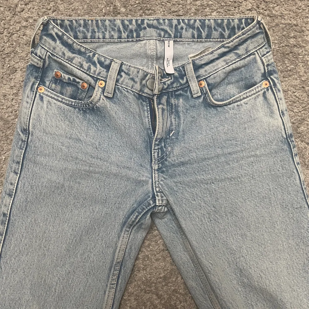 Så så snygga jeans, low waist jeans från weekday köpta för 500kr i storlek 23 i waist och 32 i längd. Pris kan diskuteras privat🙌🏼‼️. Jeans & Byxor.