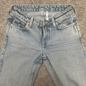 Så så snygga jeans, low waist jeans från weekday köpta för 500kr i storlek 23 i waist och 32 i längd. Pris kan diskuteras privat🙌🏼‼️