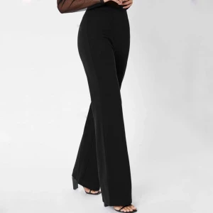 Svarta Kostymbyxor  - Höga kostymbyxor utan fickor i svart. Väldigt bra skick på byxorna, använt dem fåtal gånger. Fler bilder finns vid intresse ❤️