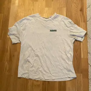 Sjukt najs t-shirt med NASA tryck på baksidan!! Använd men är i perfekt skick!