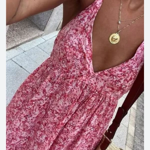 zara klänning - Säljer den här fina långklänningen från zara perfekt till sommaren