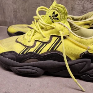 Adidas sneakers - Tuffa Adidasskor inköpta för ett par år sedan på JD Sports. Använda en handfull gånger så sula och material i nyskick, ej blekta även om bilden ser lite matt ut. Däremot lite smutsig på ovansidan som säkert går bort med tvätt.