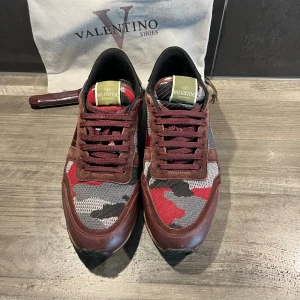 Valentino Rockrunner - Tjenare, säljer nu mina valentino rockrunners då jag inte använt dom på ett halvår. Skick 8,7/10