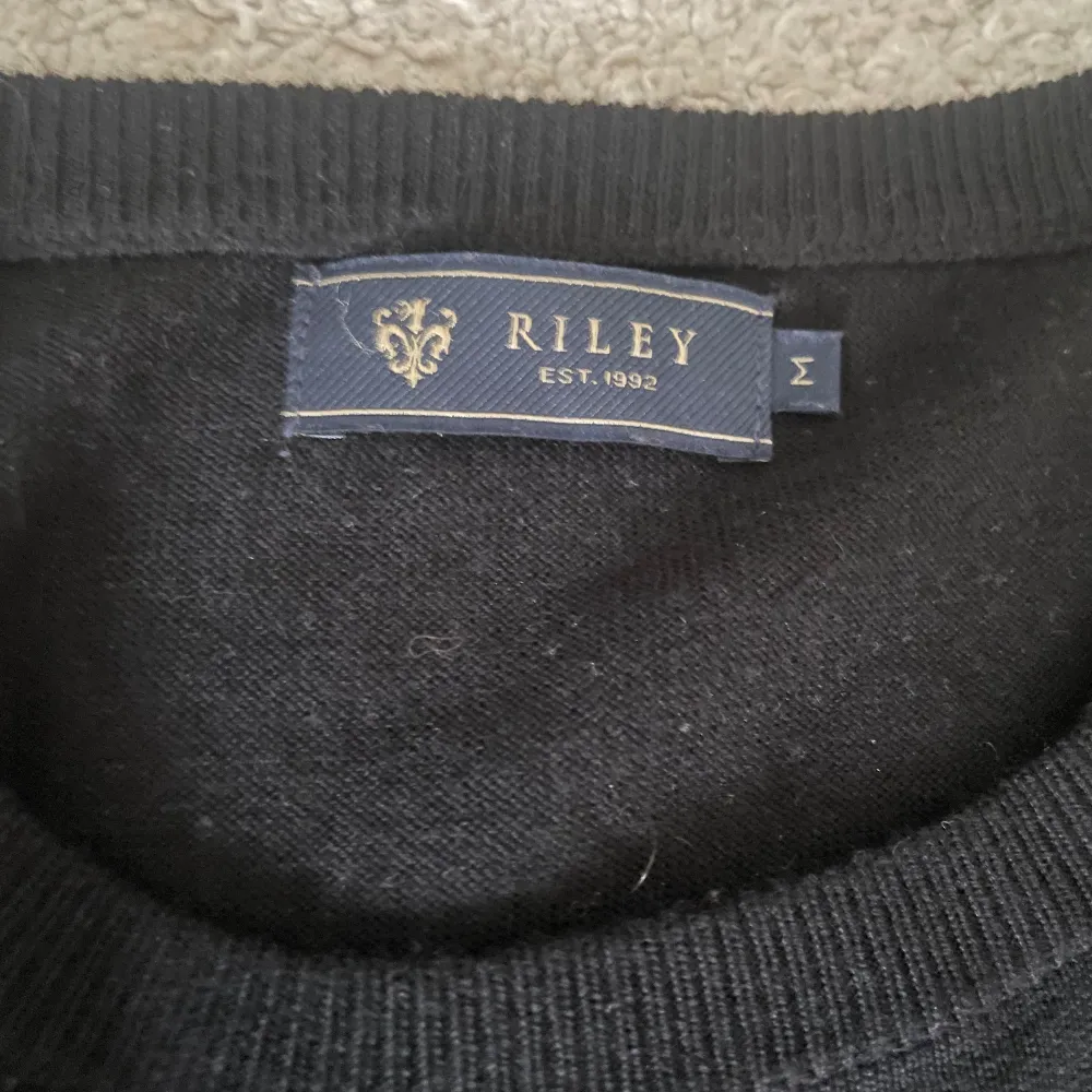 Säljer nu min tröja från Riley i 100% merinoull. Nypris ligger på runt 1000kr. Säljer för att den inte används. Storlek M men sitter som S.. Tröjor & Koftor.