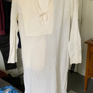 Långärmad skjorta med byxor i 100% bomull..  - Ny skick, från NicoNico  Långärma lång skjorta med byxor i tunn 100% bomull 