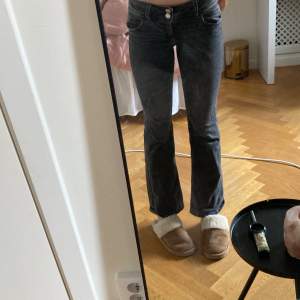 Säljer dessa low waist jeans från Gina Young då de blivit försmå😊#ginayoung#Gina#Ginatrickot