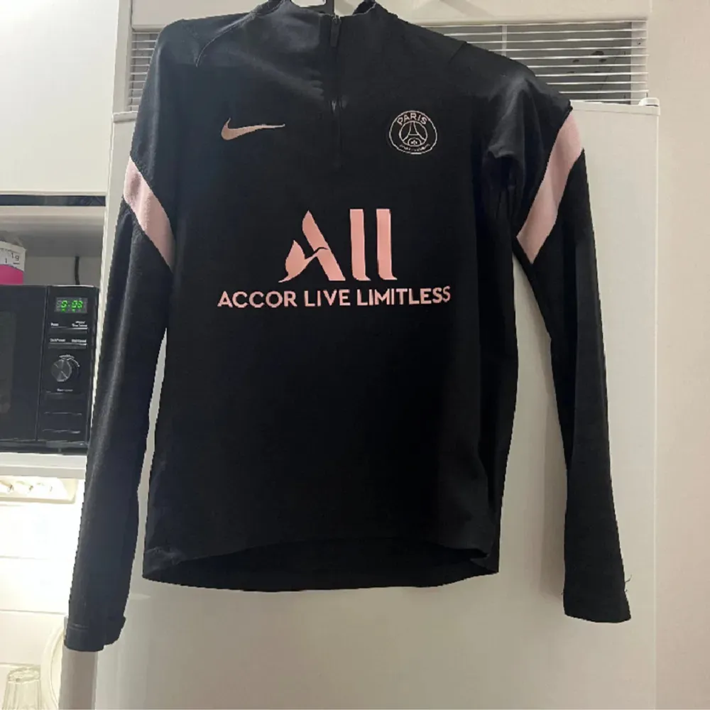 Säljer min svart rosa psg tröja i storlek S. Passar även M och xs då den är lång i modellen och stretchig. Unisex så passar både tjejer o killar. Den är äkta. Bra skick. Perfekt till sommaren. Skriv för fler bilder eller frågor.. Tröjor & Koftor.