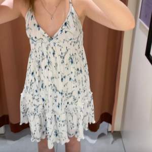 Säljer denna fina vita klänning med blå blommor på sig då den inte kommer till användning! Använd endast två gånger alltså i nyskick💗 Säljs inte längre💗 Perfekt inför sommaren! Pris kan diskuteras 