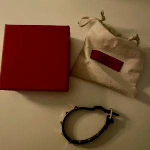 Valentino Garavani armband - Valentino Garavani armband. Slitage vid knäppningen, men fungerar utmärkt! Svart/guldigt! Tidlöst smycke! 🖤🖤