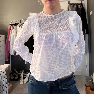 Vit blus  - Använd fåtal gånger. Den ser lite skrynklig ut då den måste strykas💓💗