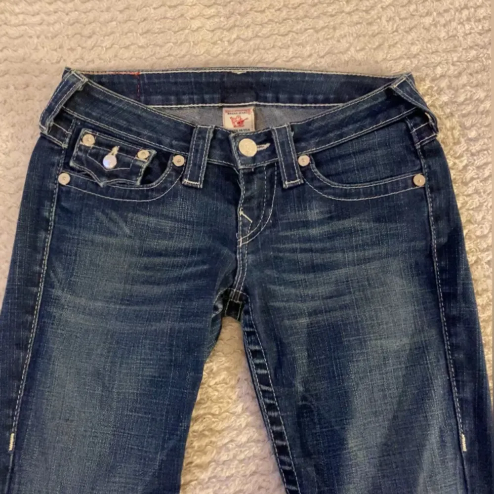 True religion jeans! Lågmidjade & utsvängda. St:26 passar mig som har vanligtvis st 34/36 och är 160cm lång, de är korta då de är upp limmade med fållfix. Köptes från sellpy. säljs pågrund av att de ej kommer till andvändning.. Jeans & Byxor.