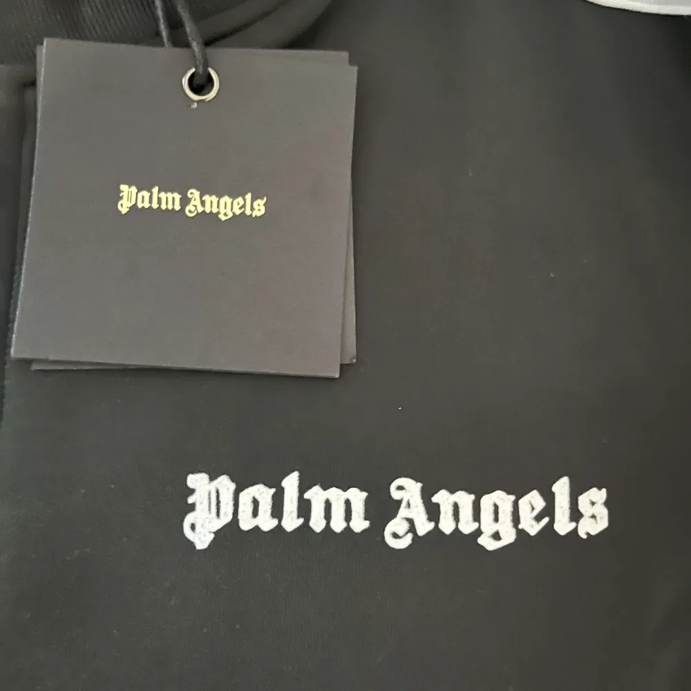 Helt ny Palm angels Zipp hoodie  Till ett bra pris  Size S passar även mindre M Pris endast 429. Hoodies.