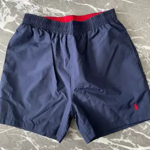 Ett par snygga och bekväma badbyxor (funkar även som vanliga shorts) från märket Ralph Lauren. Byxorna är oanvända och är nyskick. Om du har frågor kring produkten eller priset så är det bara att höra av dig.😄  Mvh Stockholm Wardrobe