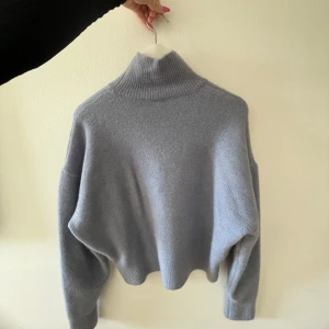 Stickad tröja - Blå stickad tröja från zara, använd 1 gång💕