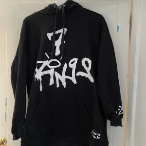 Svart hoodie - Lång hoodie och bra kvalite