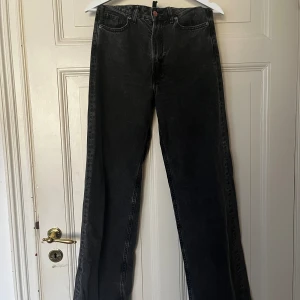 Svarta jeans  - I bra skick, bara använt ett fåtal gånger. 