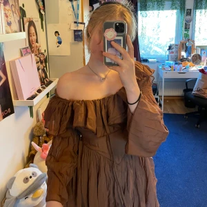 Cider’s Magic Long Sleeve Playsuit - Supersöt onepiece! Detta är i storlek M, men den är väldigt liten i längd (jag är 179cm), så den passar inte i längden! Perfekt för sommar, lätt och andas väl :)