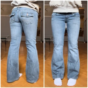 J-24C02 - De perfekta jeansen! Superfint skick! Mått i cm: Midja: 34 Gylf: 16 Innerbenslängd: 73 Bootcut: 23