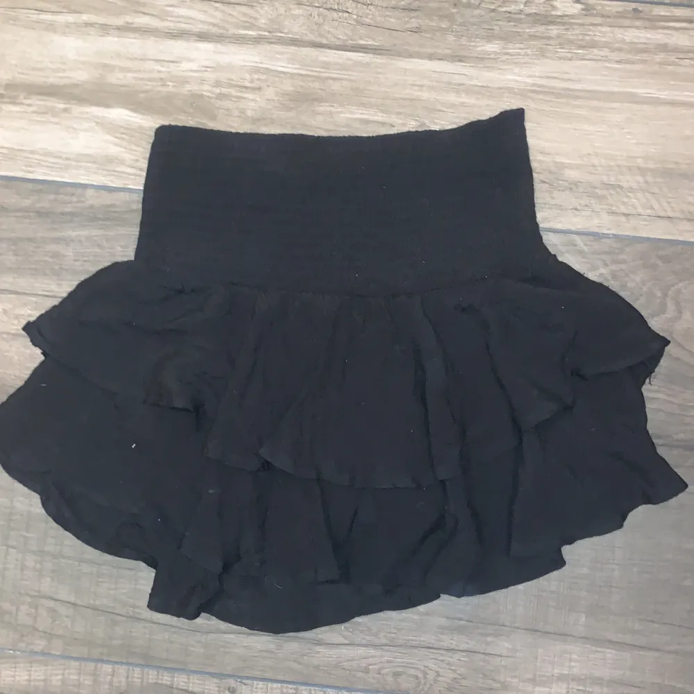 Denna jättesöta trendiga svarta kjol i storlek s men sitter som en xs-m då den är väldigt stretchig. Inga slitningar eller hål. Har även en vit om det önskas! Båda köpes för 150🫶🏻. Kjolar.