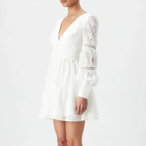 Studentklänning - Säljer denna klänning, perfekt till studenten! 💙 Klänningen är i nyskick och endast använd en gång. Den är uppsydd några centimeter! 