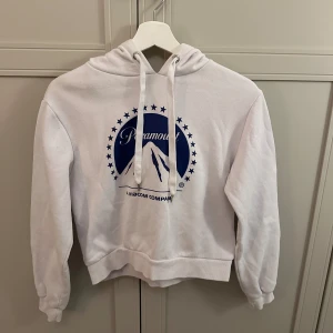 Hoodie med tryck  - Helt Vit hoodie med ett mörkblått tryck på magen. Fint skick😇