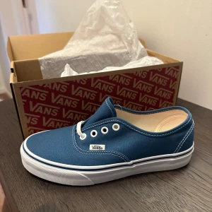 Vans - Ett par Authentic Navy Blue Vans.  Fick i present men fel storlek tyvärr.  Helt nya, aldrig använda.  Kan hämtas eller skickas!