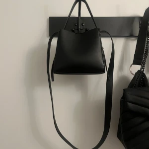 Väska - Jättesöt liten väska från Gina Tricot, nästan slutsåld! Den är helt oanvänd så i jättefint skick💗 Pris kan diskuteras 