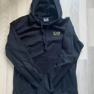 EA7 hoddie - Helt ny EA7 hoddie, om du har några frågor skriv gärna.