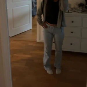 Lågmidjade jeans  - Hej säljer ett par ljusblå lågmidjade bootcut jeans, inga fläckar eller skador på byxorna. Passar nån som är 160 - 170 längden. Kom privat för frågor, fler bilder. Pris kan diskuteras, köparen står för frakten. 💞