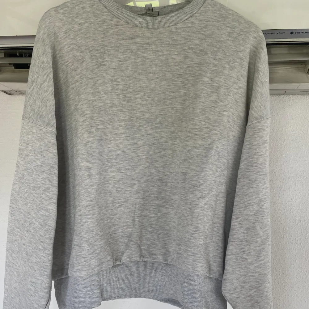 Grå sweatshirt i oversized modell från NLY TREND (Nelly.com), ribbade ärmslut, halsring samt nedtill.. Tröjor & Koftor.
