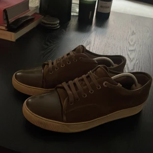 Lanvin skor - Hej, säljer mina lanvins då de blivit för små, därav annonsen. Skick 7/10, inga defekter!  Strl Uk 7  Box och dustbag tillkommer, kvittot finns