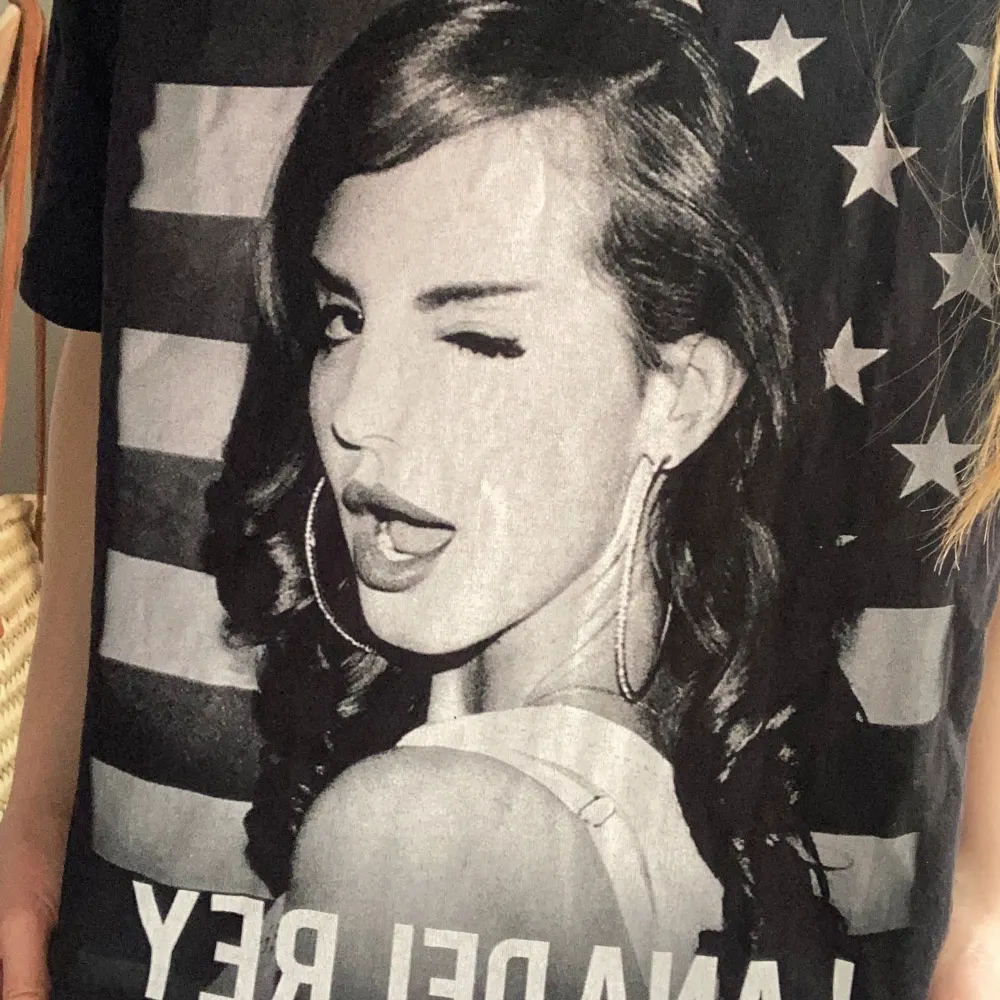 Nästan aldrig använd, jättefin med Lana på!!💗. T-shirts.