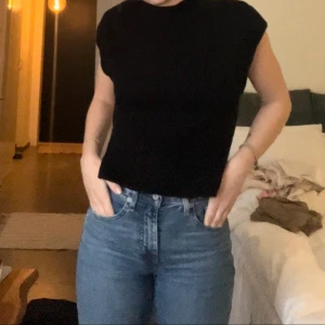 Stickad väst Gina Tricot - Stickad väst från Gina. Aldrig använd. Storlek S.