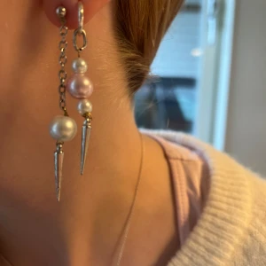 As snygga örhängen  - Säljer dessa as snygga örhängen ❤️  Finns i guld och silver 🩶⭐️  75kr st 115kr par  Frakt 25kr ❤️